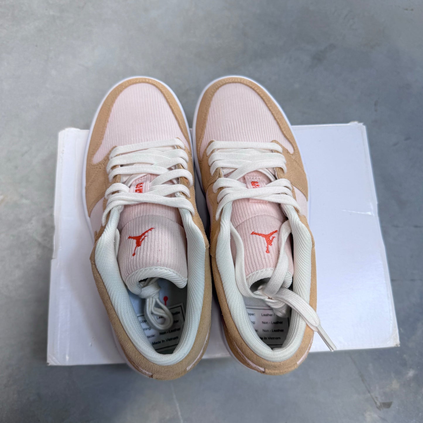 DISPLAY - Nike Womens Air Jordan 1 Low SE Sneakers - 'Twine'